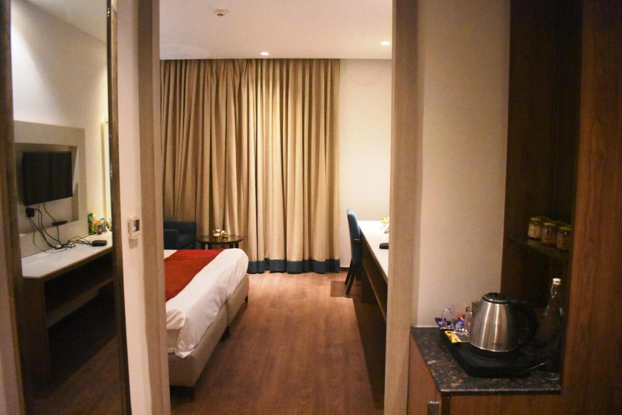 Lemonwood Suites By F9 Hotels - Trivoli Garden Chhatarpur Ню Делхи Екстериор снимка